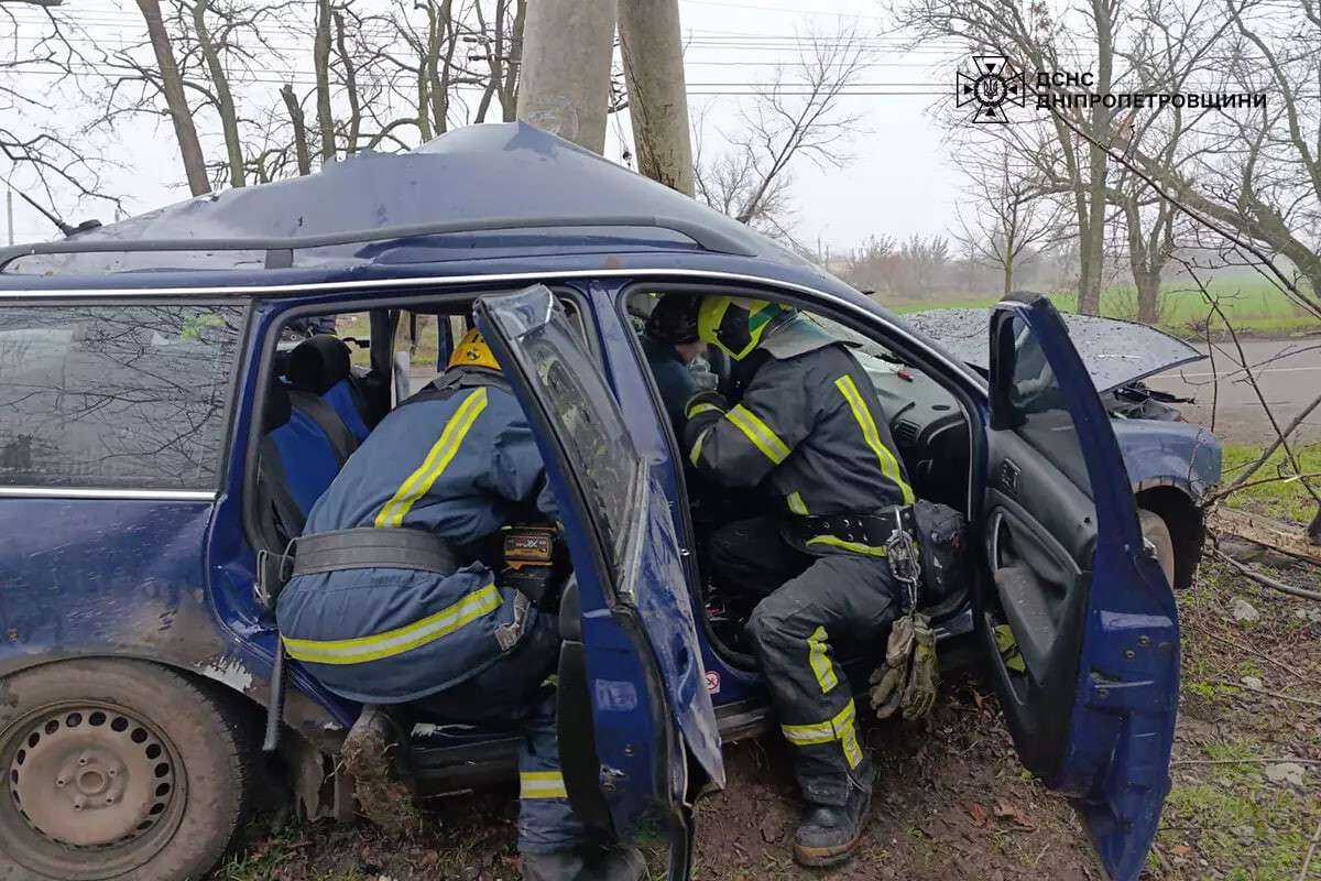 Моторошна ДТП на Дніпропетровщині 20 грудня - переламаний навпіл стовп та вщент розбите авто