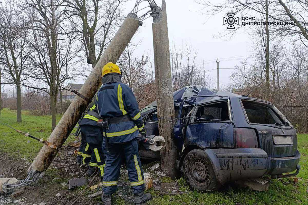 Моторошна ДТП на Дніпропетровщині 20 грудня - переламаний навпіл стовп та вщент розбите авто