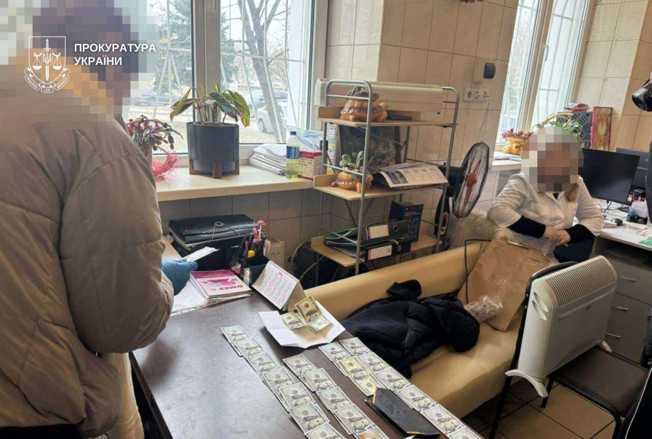 4,5 тисячі доларів за “інвалідність”: на Дніпропетровщині викрили трьох працівників лікарні