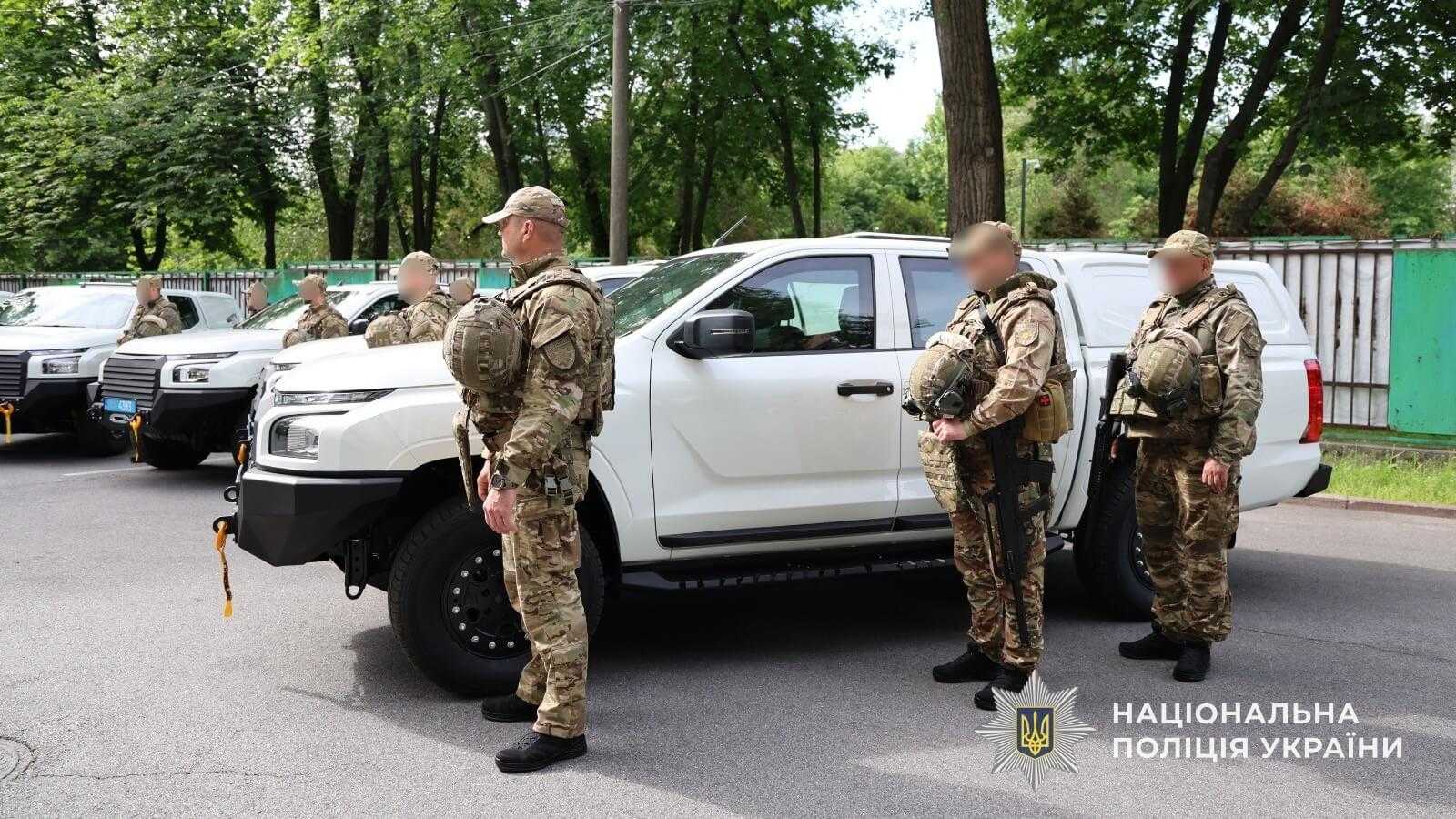 Поліція Дніпровщини отримала пікапи для антидронового загону