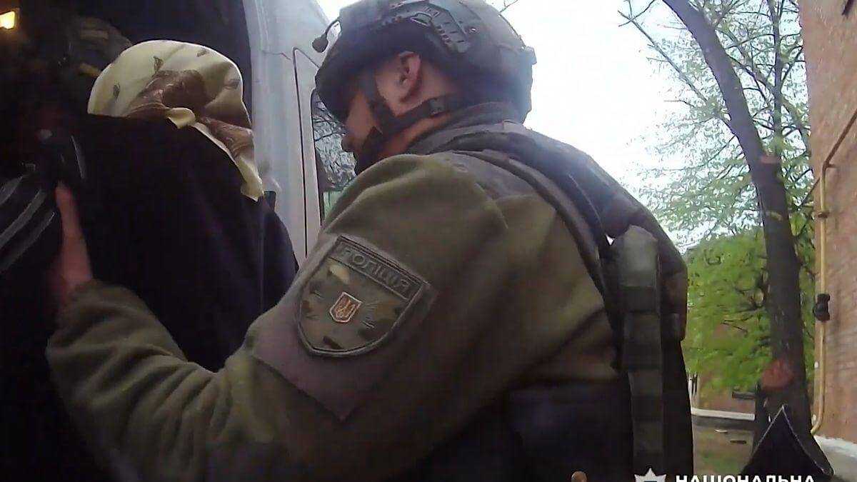 Білий янгол евакуював десятки мешканців Нікопольщини