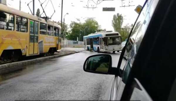 У Дніпрі тролейбус пішов до метро (ФОТО)