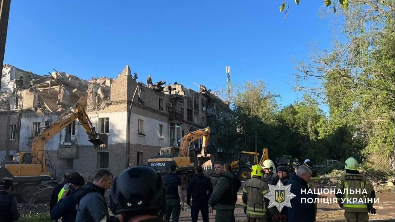 Ракетний удар по Дніпру: зросла кількість загиблих і поранених