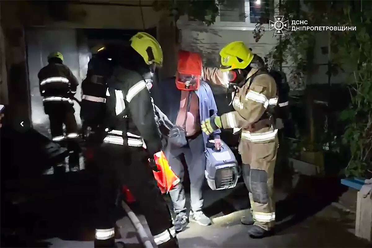 Горіла багатоповерхівка на Дніпропетровщині: врятовано сімох людей