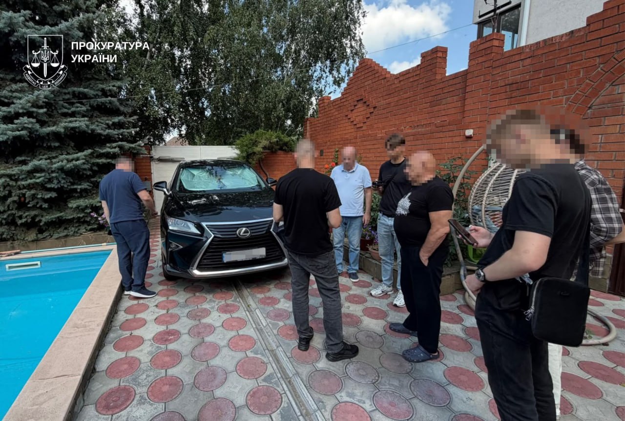 Ось кілька варіантів унікальних заголовків, довжиною до 160 символів, без використання тегу <strong>:

Ошукали довіру: 600 тис. євро в шахрайській схемі на Дніпропетровщині.
Дніпропетровщина: Викрито схему, де знайомого ошукали на 600 тис. євро.
600 тис. євро зникли: на Дніпропетровщині викрили шахраїв, що обдурили знайомого.
Шахрайство на Дніпропетровщині: знайомого ошукали на 600 тис. євро.
Масштабна афера на Дніпропетровщині: збитки знайомого – 600 тис. євро.