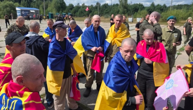 103 українських воїни повернулися з російського полону.