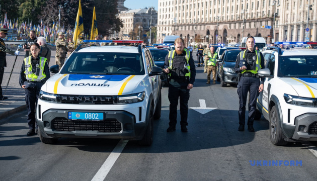 На Майдані Незалежності: Хвилина мовчання за героями-захисниками.