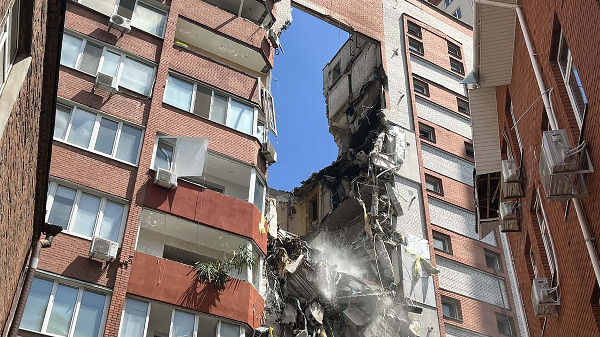 Ось кілька варіантів заголовків, довжиною до 160 символів, для вашої новини:

40,8 млн грн на відбудову будинку в Дніпрі: тендер оголошено після руйнувань від росіян.
Тендер на 40,8 млн грн: Дніпро відновлює будинок, знищений російськими обстрілами.
Відбудова після обстрілів: у Дніпрі готові витратити 40,8 млн грн на пошкоджений будинок.
Дніпро: 40,8 млн грн на відновлення будинку, пошкодженого російськими атаками.
40,8 млн грн виділено на відбудову зруйнованого росіянами будинку в Дніпрі.