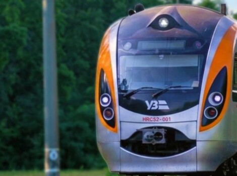 Затримка поїздів на Дніпропетровщині: загроза обстрілів впливає на рух.