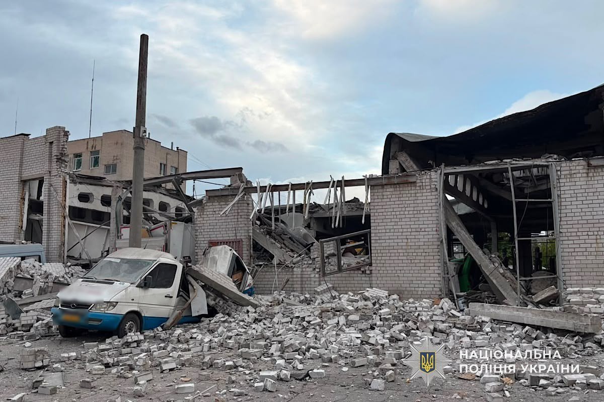 Наслідки атак на Дніпропетровщину: одна людина загинула, п'ятеро поранено. Поліція показала кадри.