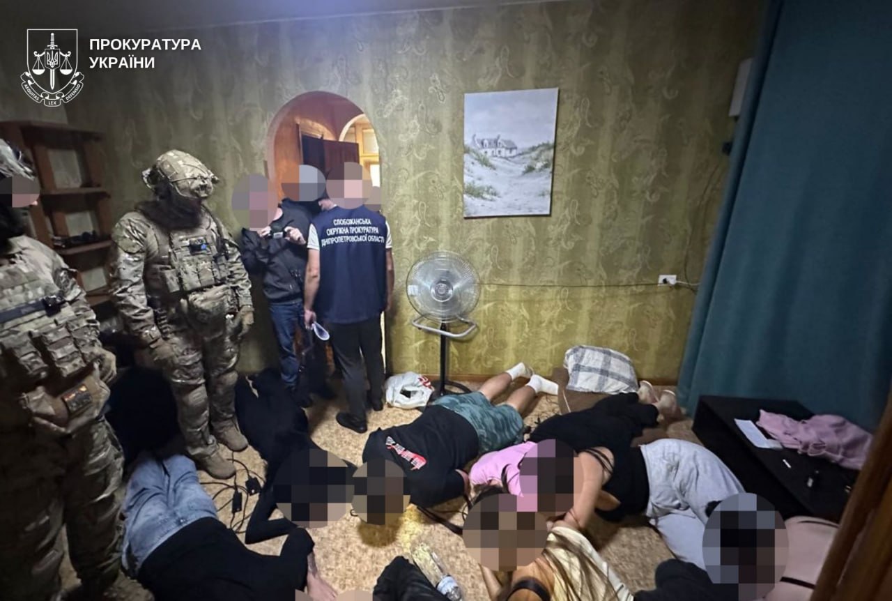 Шахрайські кол-центри в Дніпрі: 300 одиниць техніки та 600 тис. грн конфісковано.