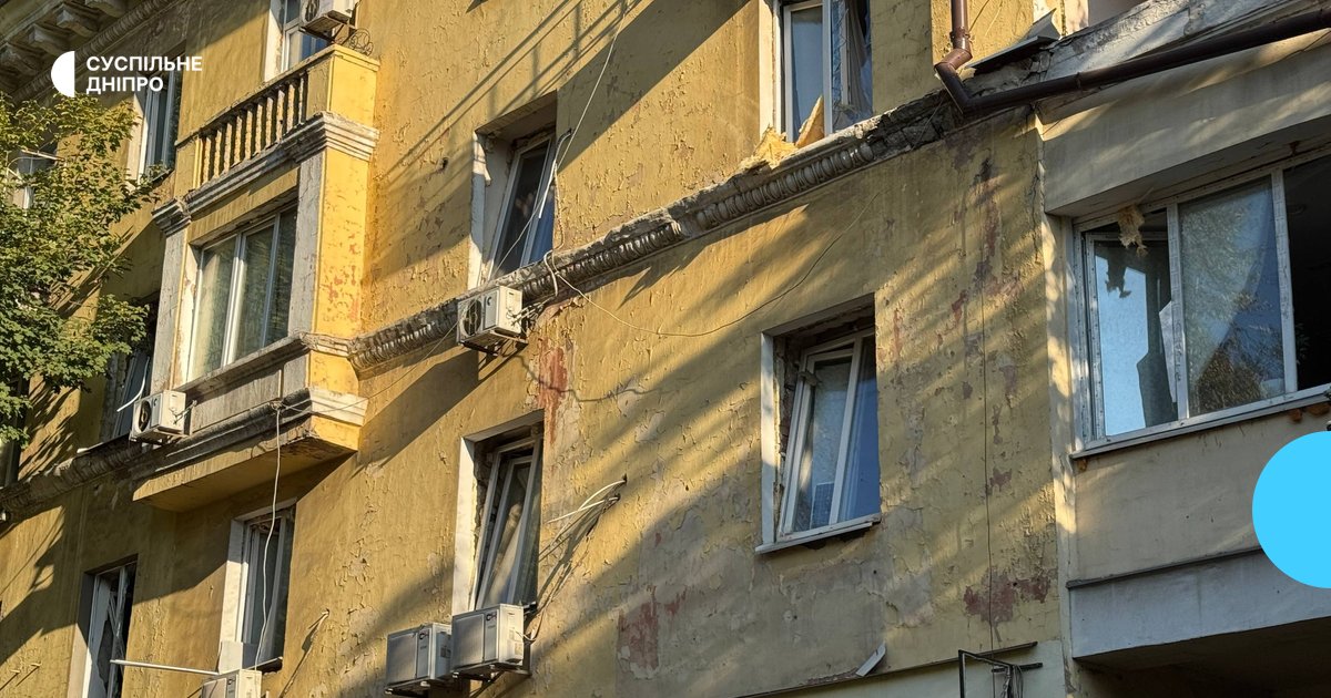 Дніпро: РФ атакувала підприємство, пошкоджено будинки та спорткомплекс. Репортаж з місця подій.