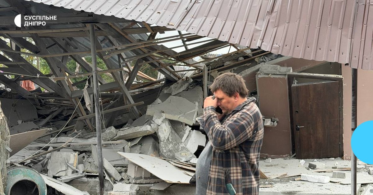 "Спали в хаті, і не прокинулися": наслідки удару КАБами по Дніпровському району. Загинуло подружжя.